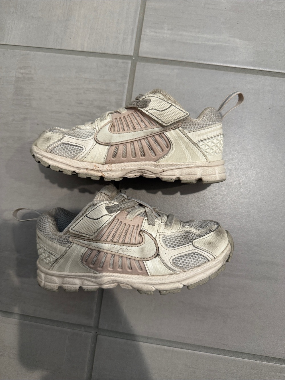 Nike vomero 5 toddler 10c Kids Sneakers in Beige